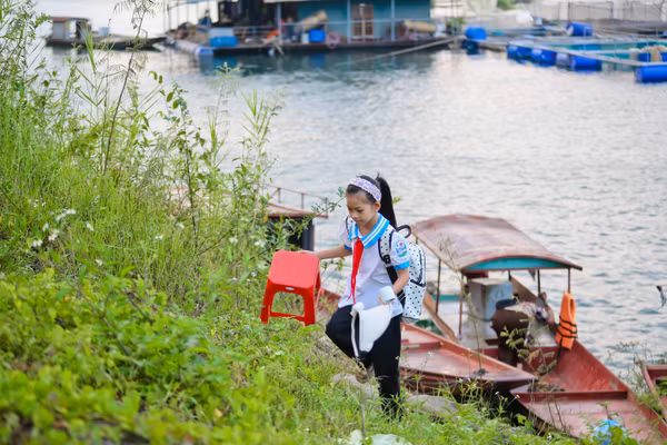 Học sinh thôn Ngòi Hoa trên hành trình đến trường.