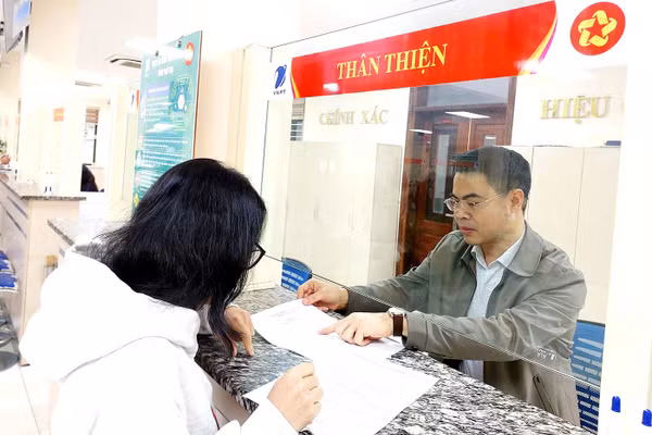 Chuyên viên Sở GD&ĐT Phú Thọ hỗ trợ người dân giải quyết TTHC tại Trung tâm Phục vụ hành chính công tỉnh.