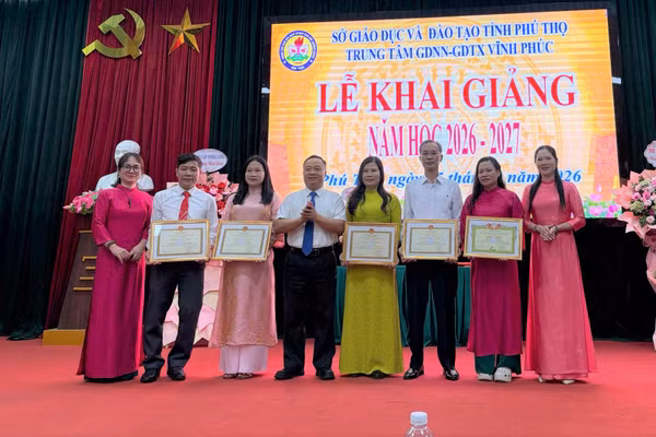 Lãnh đạo Trung tâm khen thưởng giáo viên có thành tích trong năm học.