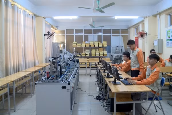 Sinh viên Trường CĐ nghề Việt - Xô số 1 trong phòng thực hành.