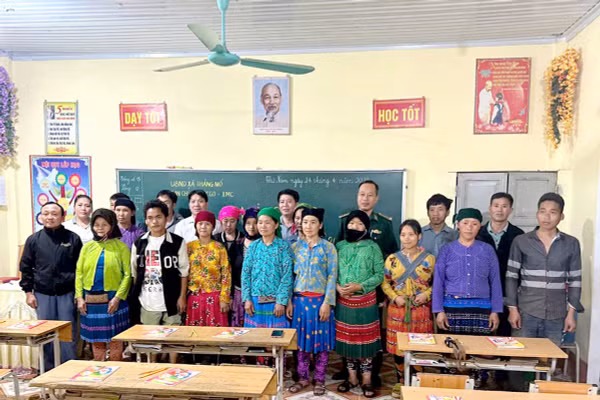 Đông đảo học viên tham gia lớp xóa mù chữ tại xã Thắng Mố, tỉnh Tuyên Quang.