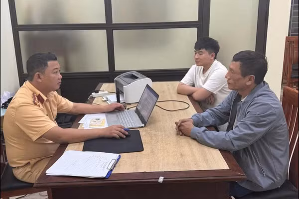 Lực lượng CSGT làm việc với chủ và lái xe.