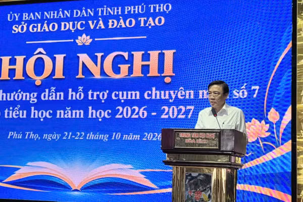 Ông Phạm Khương Duy, Phó Giám đốc Sở GD&ĐT Phú Thọ phát biểu tại hội nghị tập huấn, hướng dẫn hỗ trợ cụm chuyên môn số 7 cấp tiểu học.