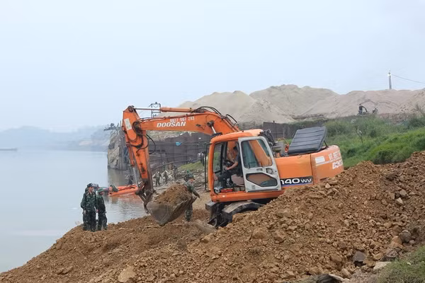 Đơn vị thi công gia cố bến, chuẩn bị hạ đặt cầu phao. Ảnh: Lê Hoàng