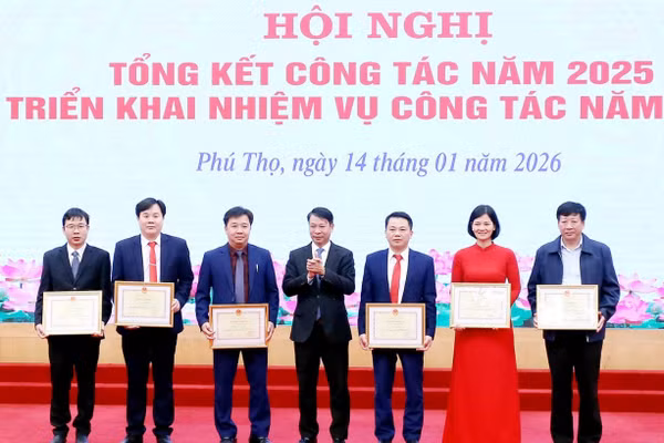 Phó Chủ tịch UBND tỉnh Phú Thọ trao Bằng khen của Bộ trưởng Bộ GD&ĐT cho các cá nhân.
