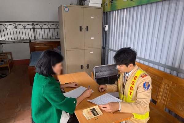 Lực lượng CSGT làm việc với nữ lái xe. Ảnh: Nguyễn Hinh