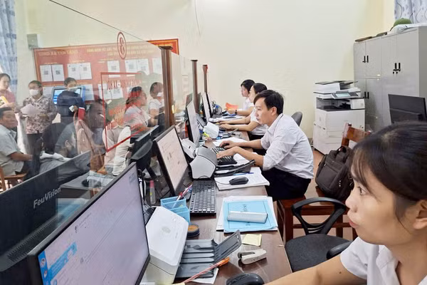 Cán bộ công chức, viên chức tại Trung tâm Phục vụ hành chính công xã Yên Lãng (Phú Thọ).