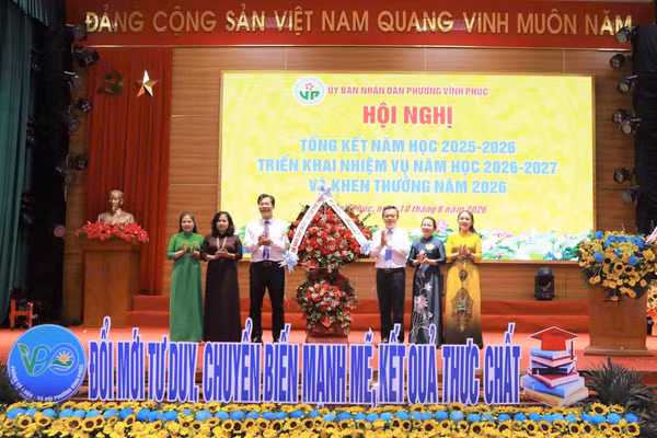 Giám đốc Sở GD&ĐT Phú Thọ tặng hoa chúc mừng hội nghị.
