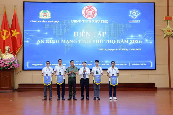 Ban tổ chức diễn tập trao cờ lưu niệm cho 4 đội tham gia diễn tập. Ảnh: CA Phú Thọ