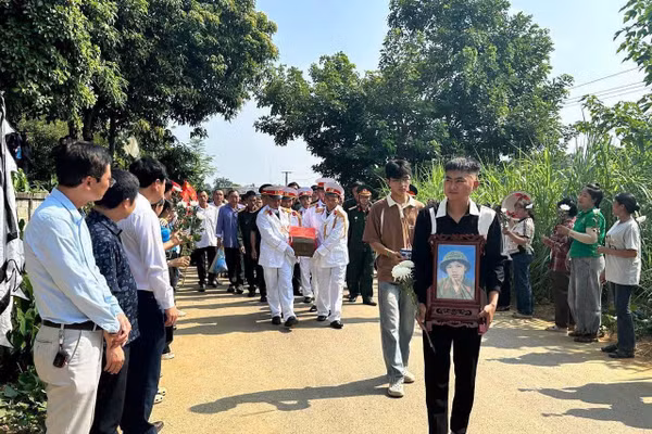Liệt sĩ được đưa về quê hương trong sự tri ân của cấp ủy, chính quyền, gia đình và người dân địa phương.