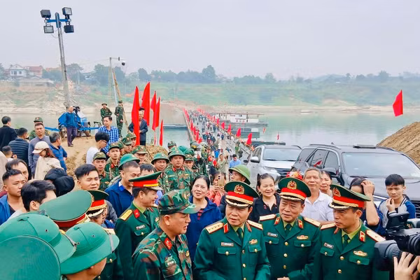 Đại tướng Nguyễn Tân Cương tham gia Lễ thông xe cầu phao Đoan Hùng.