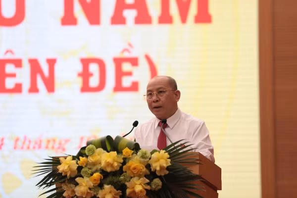 Ông Bùi Đức Hinh, Chủ tịch HĐND tỉnh Phú Thọ phát biểu tại kỳ họp.
