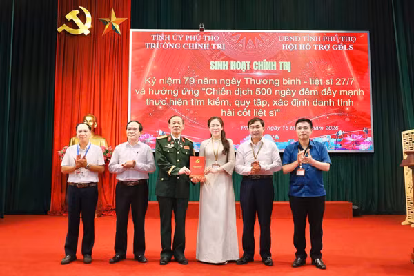 TS. Bùi Thị Kim Tuyến - Hiệu trưởng nhà trường tặng quà ủng hộ Hội Hỗ trợ gia đình liệt sĩ tỉnh Phú Thọ.