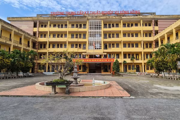 Tiếp nhận đất, cơ sở vật chất Trường Trung cấp Kỹ thuật và Nghiệp vụ Sông Hồng (cũ) để bố trí xây dựng Trường THPT Quang Trung. Ảnh minh họa