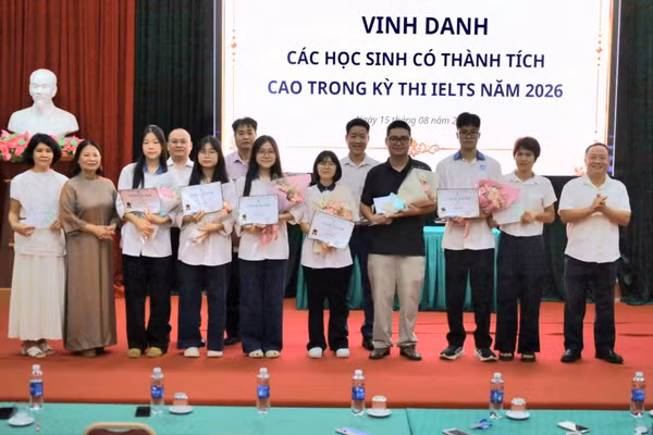 Khen thưởng giáo viên hướng dẫn và học sinh đạt IELTS 8.0