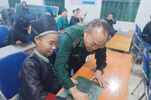 Trung tá Hàn Seo Chúng tích cực tham gia hỗ trợ các lớp xóa mù chữ cho bà con.