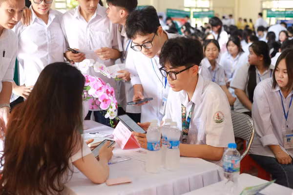 Ngày hội tư vấn việc làm, định hướng tương lai cho học sinh khối 11, 12 tại Trường THPT Cẩm Khê, tỉnh Phú Thọ. Ảnh: THPT Cẩm Khê