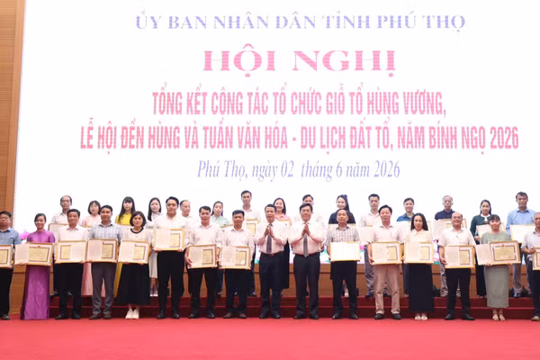 Chủ tịch UBND tỉnh Phú Thọ trao Bằng khen cho các đơn vị có thành tích.