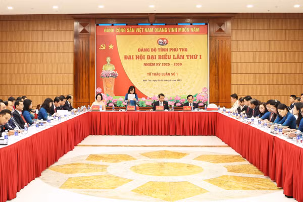 Quang cảnh phiên thảo luận tại Tổ thảo luận số 1, Đại hội đại biểu Đảng bộ tỉnh Phú Thọ lần thứ I.