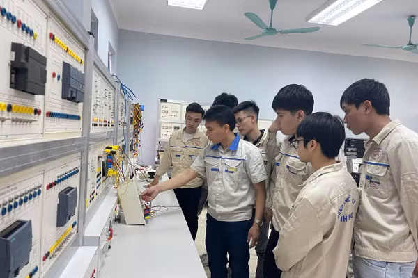 Sinh viên Trường Cao đẳng Kỹ thuật – Công nghệ Vĩnh Phúc trong giờ thực hành.