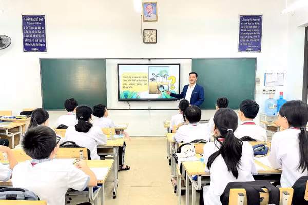 Thầy giáo Lê Hữu Việt trong giờ lên lớp.