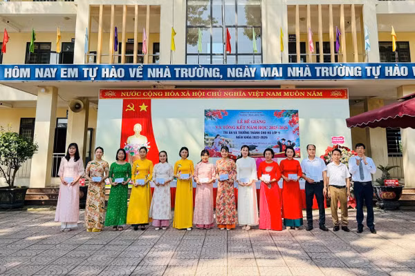 Khen thưởng giáo viên có thành tích năm học 2025-2026.