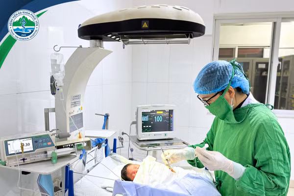 Các bác sĩ Bệnh viện Đa khoa Phúc Yên điều trị thành công cho một trẻ sơ sinh mắc đa hồng cầu nặng. Ảnh: BVĐK Phúc Yên
