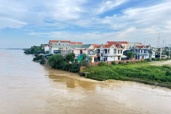 Nước sông Lô qua tỉnh Phú Thọ lên cao. (Ảnh: Công an tỉnh Phú Thọ)
