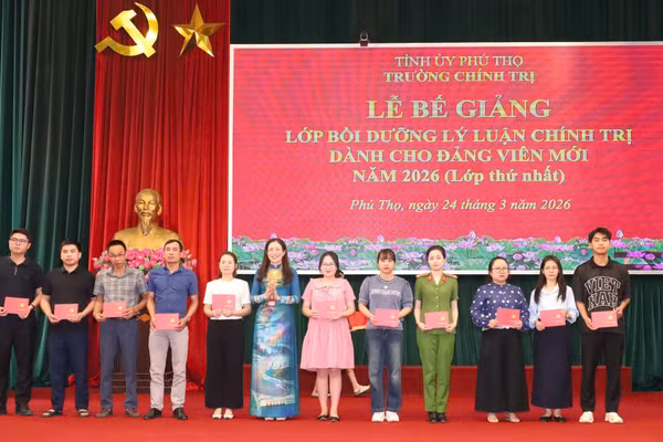 Hiệu trưởng Trường Chính trị tỉnh Phú Thọ trao giấy chứng nhận cho học viên hoàn thành lớp bồi dưỡng Đảng viên mới.