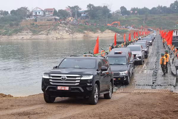 Sáng 16/2/2026, cầu phao qua sông Lô chính thức thông xe.