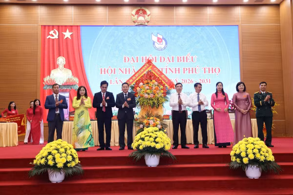 Lãnh đạo Tỉnh ủy và UBND tỉnh Phú Thọ tặng hoa chúc mừng đại hội.