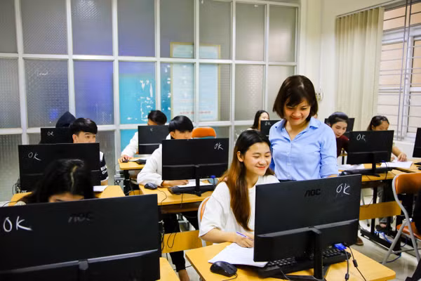 Giảng viên Trường Cao đẳng Kinh tế - Kỹ thuật Hòa Bình hướng dẫn học sinh, sinh viên thực hành.