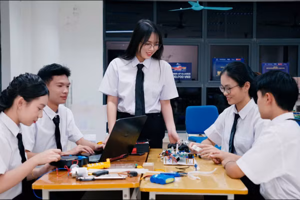 5 thành viên tham gia dự án.