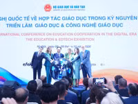 Bộ trưởng Hoàng Minh Sơn và các đại biểu thực hiện nghi thức khai mạc Triển lãm