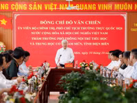Phó Chủ tịch Thường trực Quốc hội Đỗ Văn Chiến cùng đoàn công tác và lãnh đạo tỉnh Điện Biên làm việc tại Trường PTNT TH&THCS Sam Mứn.