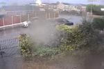 Camera an ninh ghi khoảnh khắc sét đánh trúng mái của ngôi nhà ở Stoke-on-Trent, ngày 22/9/2024.