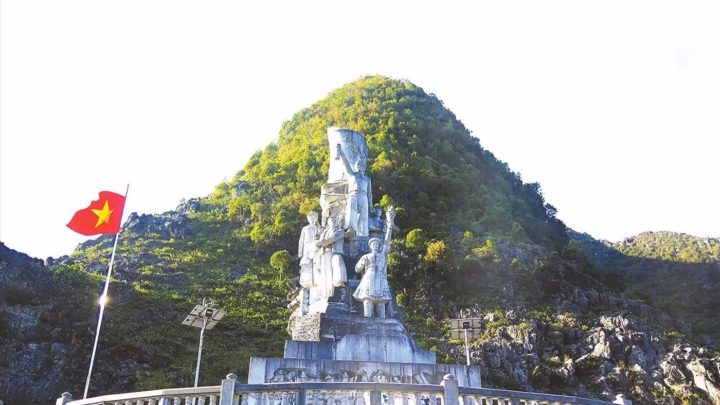 Cụm tượng đài Thanh niên xung phong mở đường Hạnh Phúc tại xã Đồng Văn, Tuyên Quang.