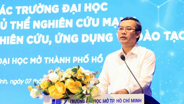 Thứ trưởng Bộ GD&ĐT Nguyễn Văn Phúc dự và chủ trì hội thảo. Ảnh: Mạnh Tùng