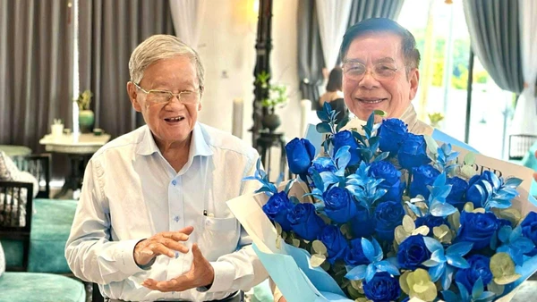 Nhà giáo Trương Song Đức (trái) trong ngày sinh nhật 83 tuổi. Ảnh: L.N.Đ