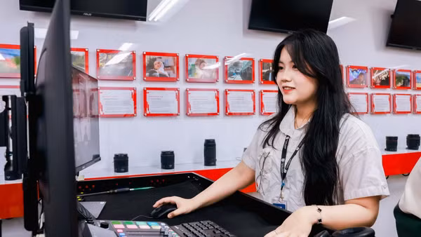 Sinh viên Trường Đại học Văn Lang trong giờ học thực hành. Ảnh: VANLANG NEWS.