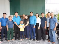 Đoàn công tác Công ty CP Cấp nước Hà Tĩnh trao quà đỡ đầu cho con của đoàn viên.