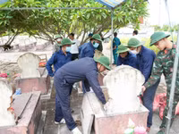 Lực lượng chức năng khai quật, lấy mẫu ADN tại các nghĩa trang liệt sĩ ở Hà Tĩnh.