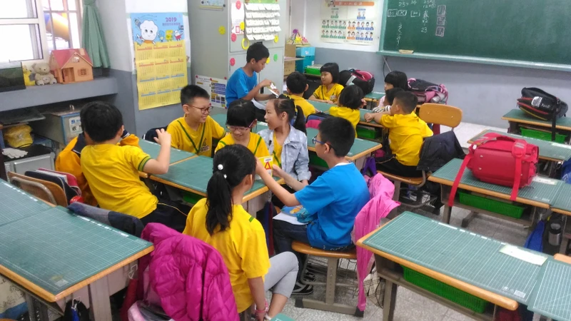 Đài Loan: Phát tờ rơi tuyển giáo viên