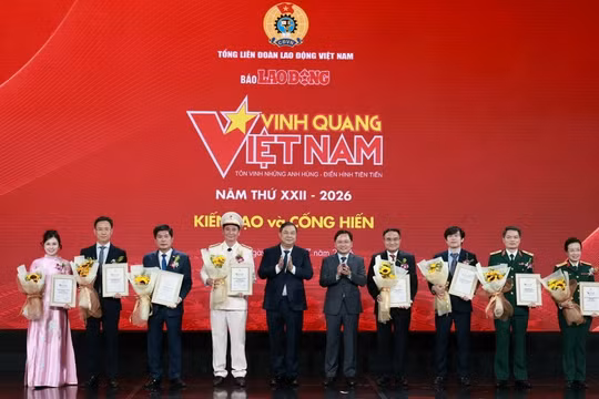 Chương trình Vinh quang Việt Nam tôn vinh 13 tập thể và cá nhân tiêu biểu