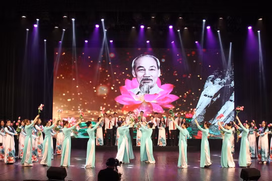 Nhạc phẩm "Hồ Chí Minh đẹp nhất tên Người" do Công đoàn Trường Đại học Sư phạm Hà Nội biểu diễn.