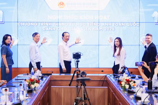 Nghi thức bấm nút khởi động chính thức phát động chương trình Tháng tự học tiếng Anh dành cho giáo viên toàn quốc.