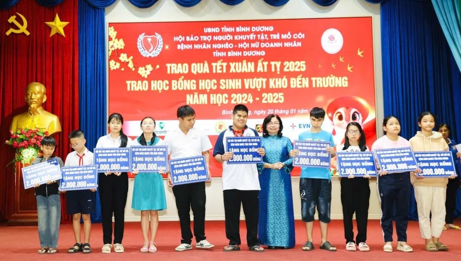 Học sinh có hoàn cảnh khó khăn được tặng học bổng. Ảnh: CTV