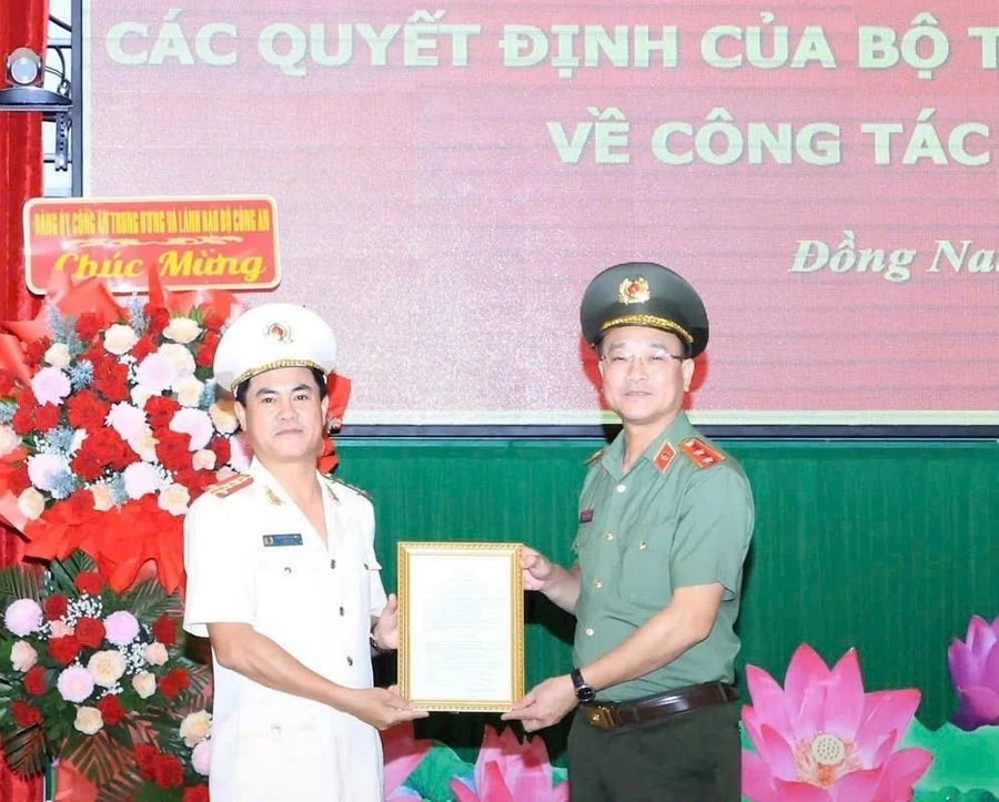 Đại tá Nguyễn Đức Hải (trái) nhận quyết định bổ nhiệm.