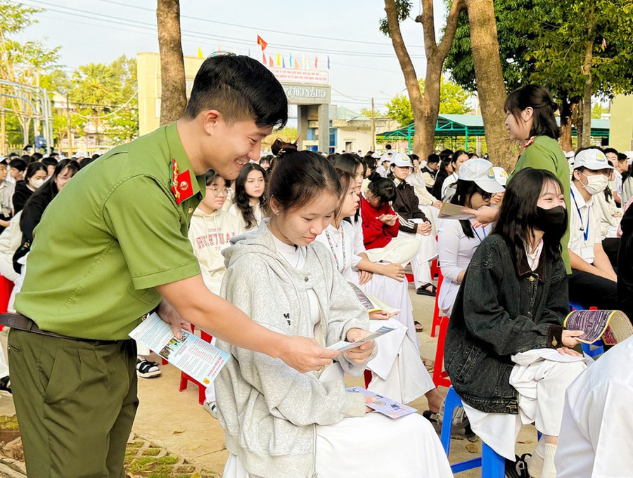 Học sinh được học nhiều kiến thức bổ ích từ buổi tuyên truyền 