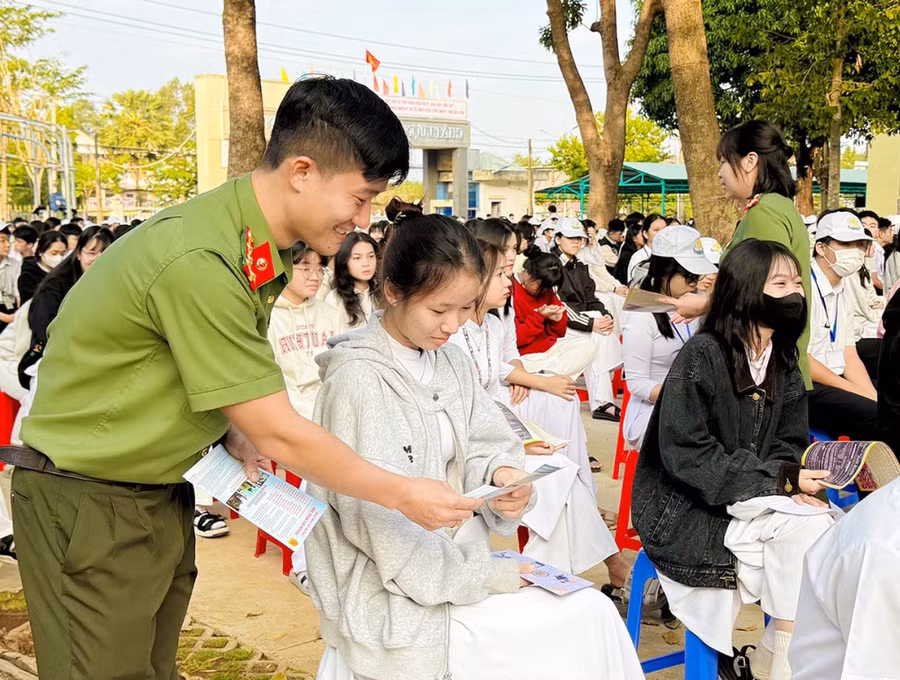 Học sinh được học nhiều kiến thức bổ ích từ buổi tuyên truyền 